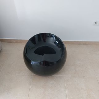 Silla negra de plástico