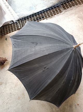 Paraguas antiguo negro