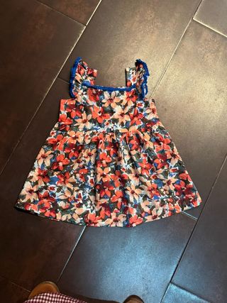 Vestido floral niña
Talla 3 años 100cm
