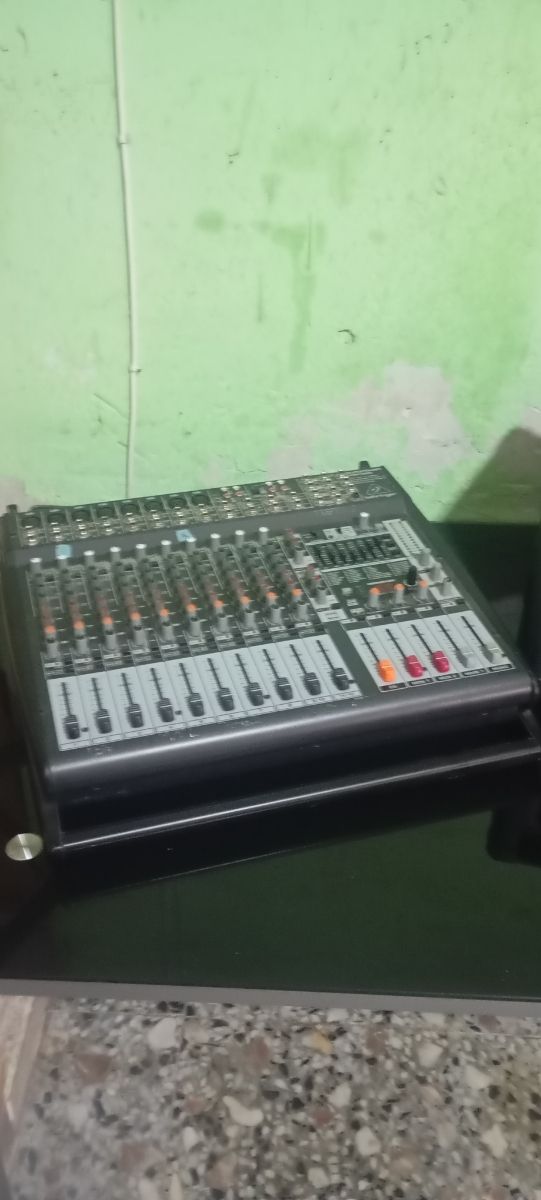 Mesa mezclas Behringer PMP4000
