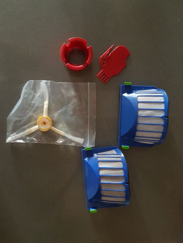 Robot aspirador Roomba 615 con recambios