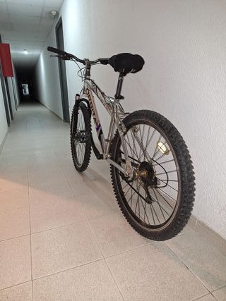 Bicicleta Mountain Bike