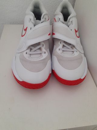 Zapatillas Nike blancas y rojas