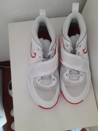 Zapatillas Nike blancas y rojas