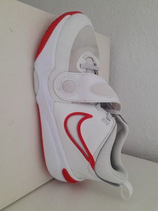 Zapatillas Nike blancas y rojas