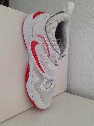 Zapatillas Nike blancas y rojas