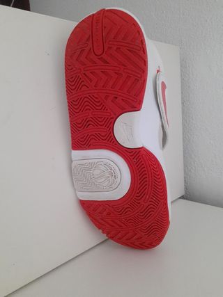 Zapatillas Nike blancas y rojas