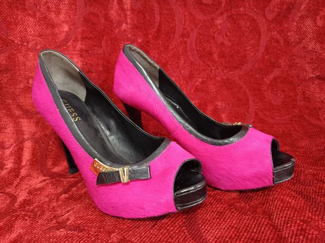 Tacones Guess rosa y negro