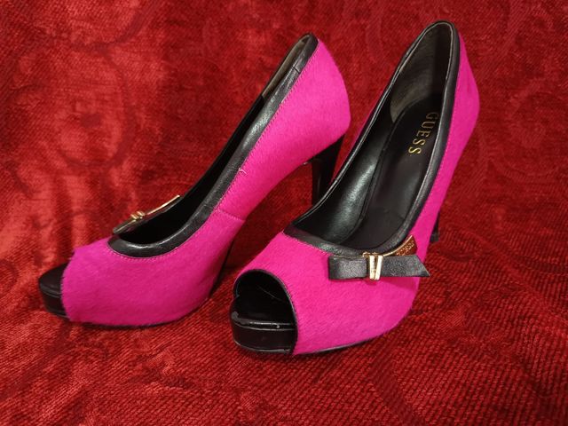 Tacones Guess rosa y negro