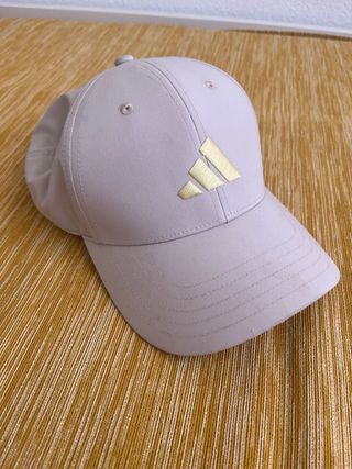 Gorra Adidas beige y dorada