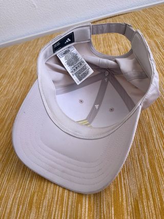 Gorra Adidas beige y dorada