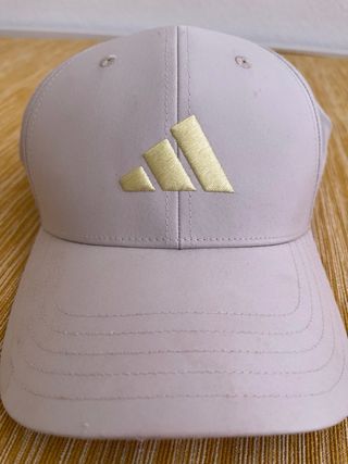 Gorra Adidas beige y dorada