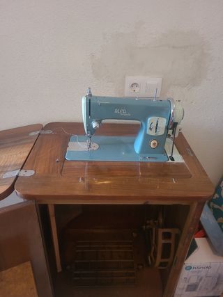 Máquina coser Alfa Royale Antigua