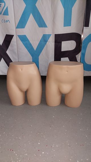 Maniquies pantaloneros beige,chica y chico.