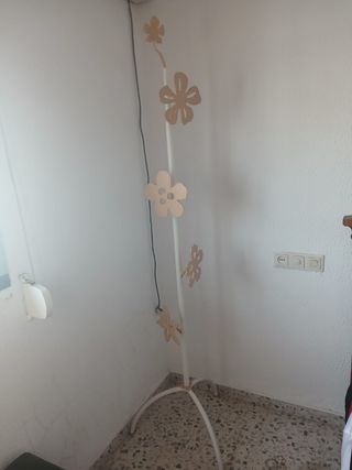 Perchero pie metal blanca flores