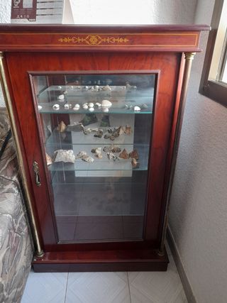 Vitrina antigua de madera y cristal