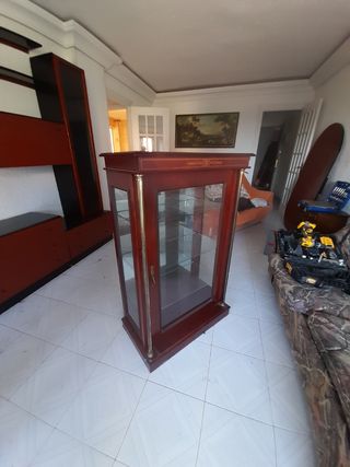 Vitrina antigua de madera y cristal