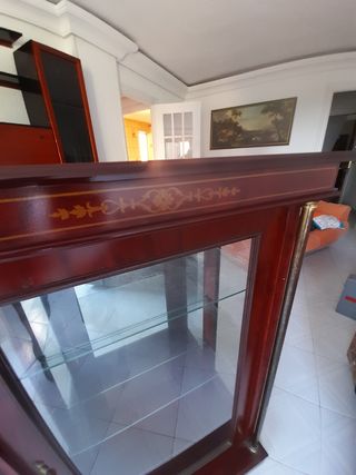Vitrina antigua de madera y cristal