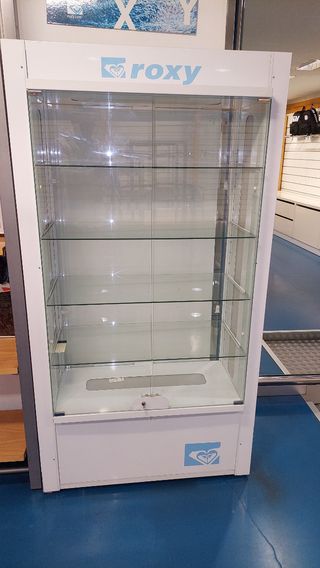 Vitrina expositora Roxy blanca con luz interior.