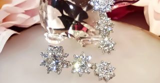 Pendientes plateados con flores brillantes