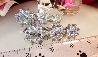 Pendientes plateados con flores brillantes