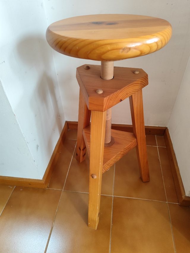 Taburete de madera natural regulable