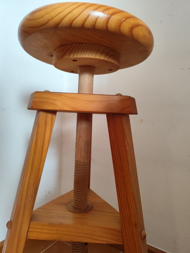 Taburete de madera natural regulable
