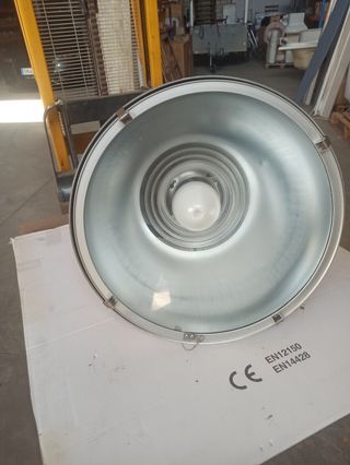 Pantalla industrial con bombilla