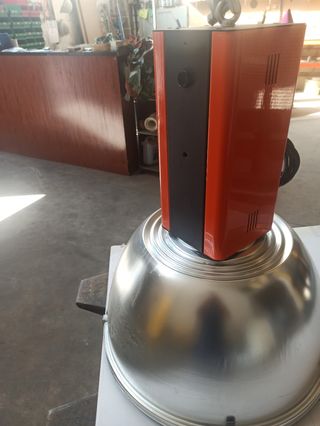 Pantalla industrial con bombilla