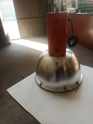 Pantalla industrial con bombilla