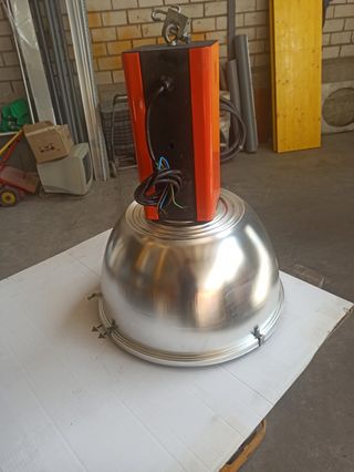 Pantalla industrial con bombilla