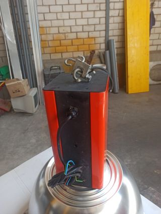 Pantalla industrial con bombilla