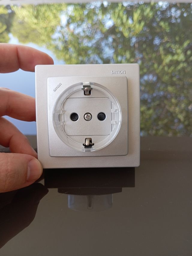 Enchufe Simon - Gris plata