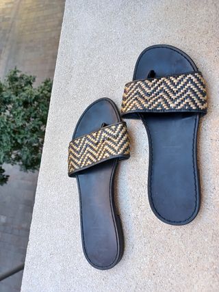 Sandalias planas beige-negras talla 38