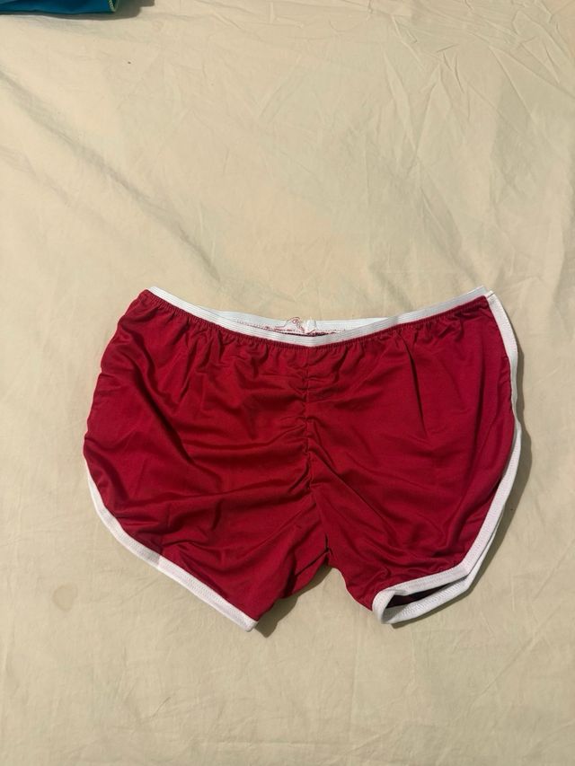 Shorts rojos con vivos blancos