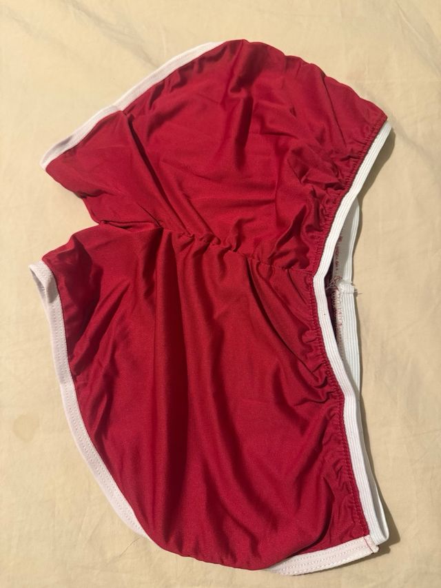 Shorts rojos con vivos blancos