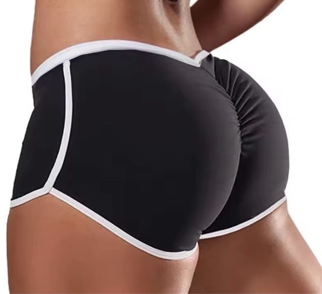 Shorts rojos con vivos blancos