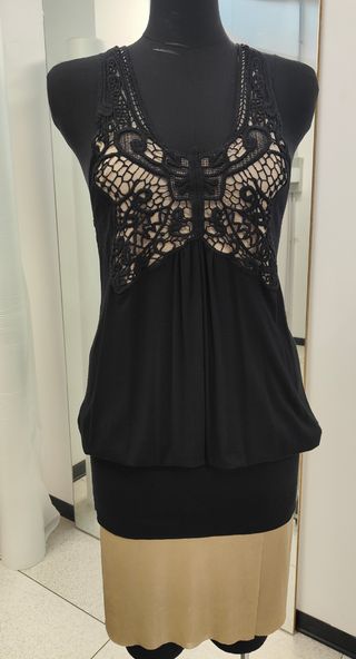 Vestito nero con farfalla in pizzo