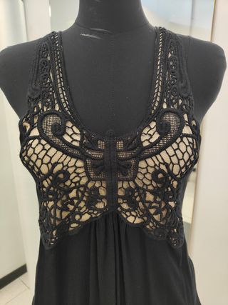 Vestito nero con farfalla in pizzo