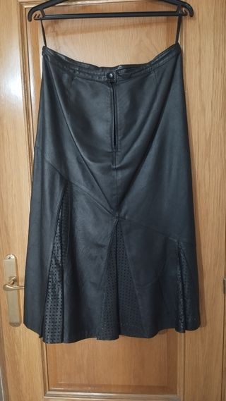 Falda cuero negra midi
