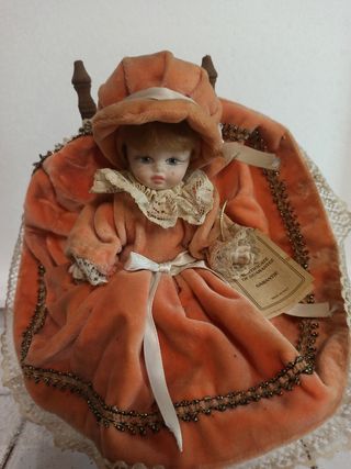 Bambola vintage in velluto arancione