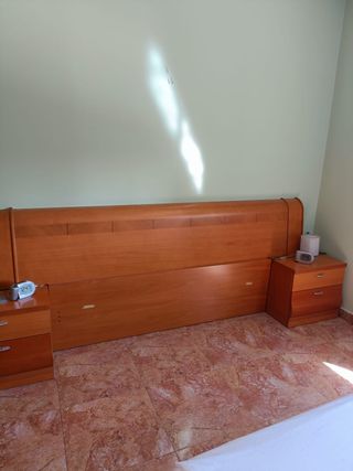 Cabecero, 2 mesitas y un tocador de 6 cajones