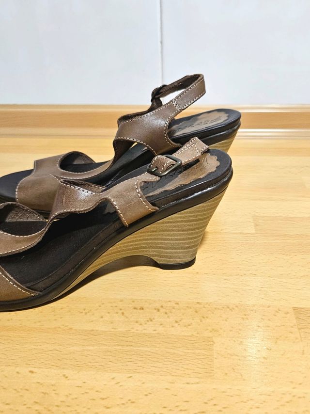 Sandalias cuña piel marrón