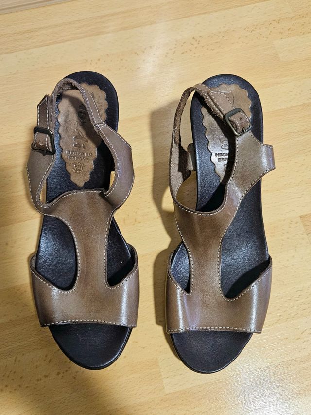 Sandalias cuña piel marrón