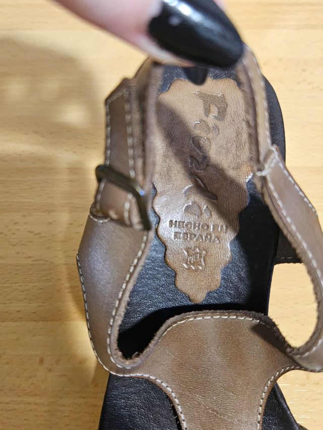 Sandalias cuña piel marrón