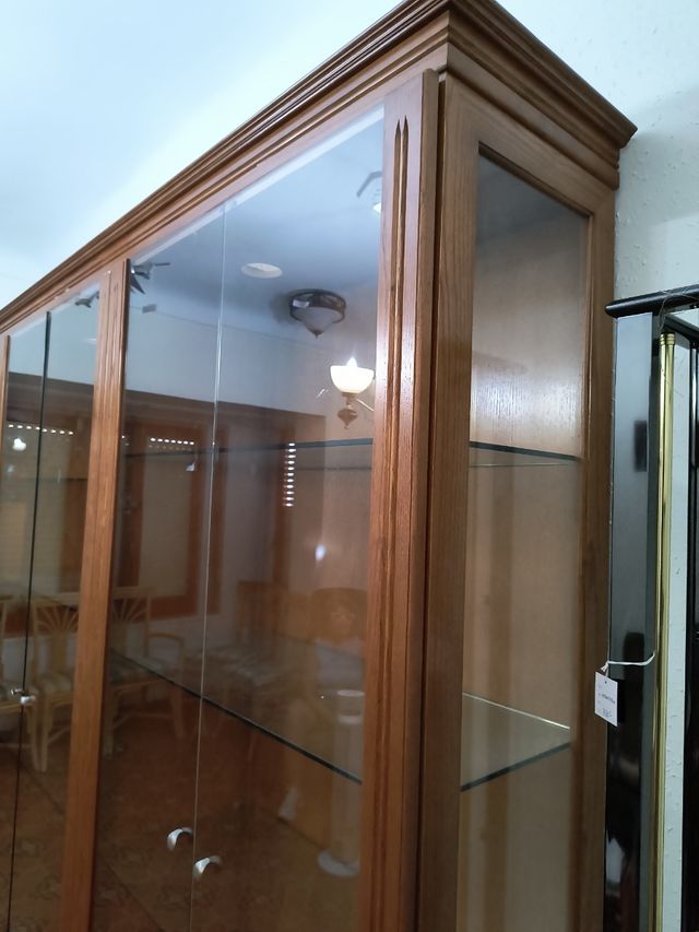 Vitrina de madera con cristal