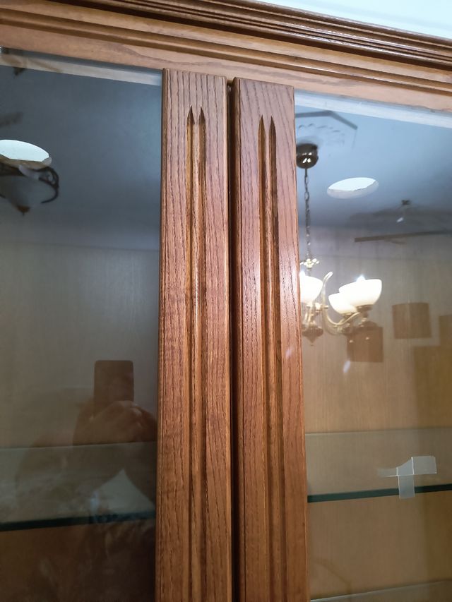 Vitrina de madera con cristal