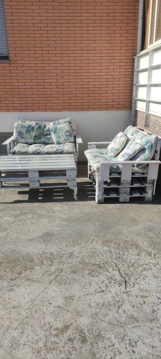Sofá y mesa jardín - Palet blanco con cojines 