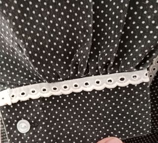 Traje de casera con lunares blancosy negros.