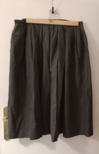 Traje de casera con lunares blancosy negros.